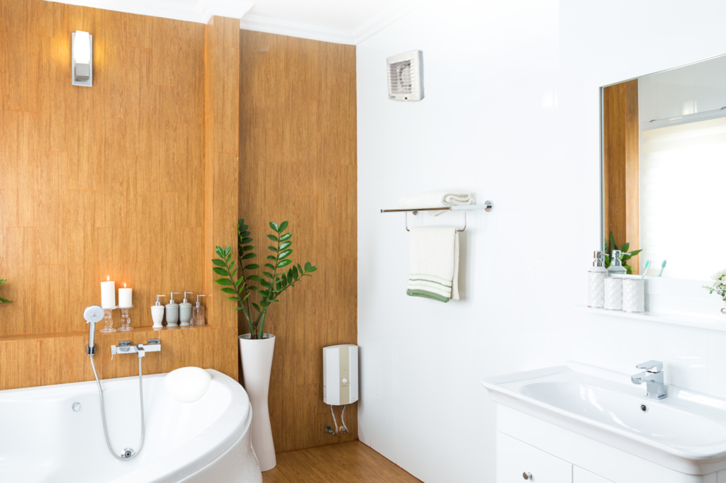 Wentylator Polo na ścianie białej łazienki